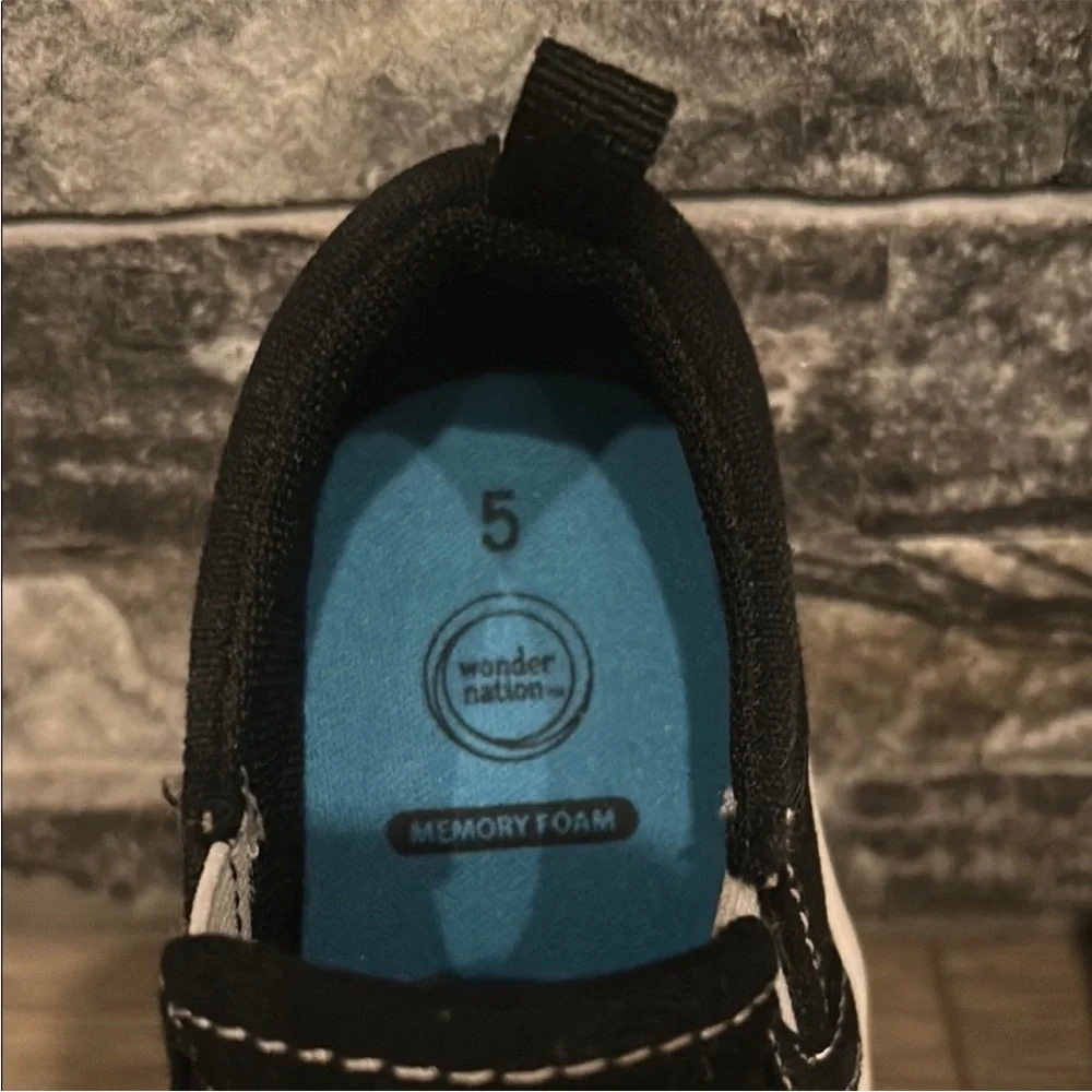 Wonder Nation Black and White Slip-On Sneakers Size 5‎
